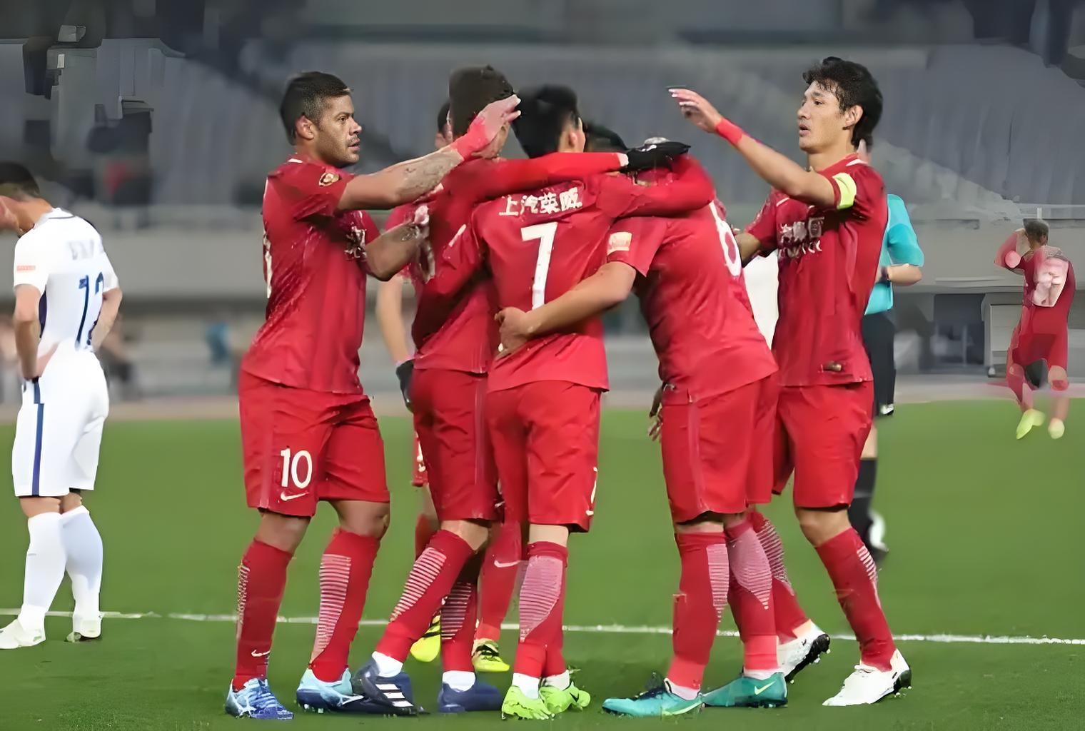 关于亚冠国际比赛日走向成谜；上海海港强势反弹；话题不断；心理建设被强调的信息